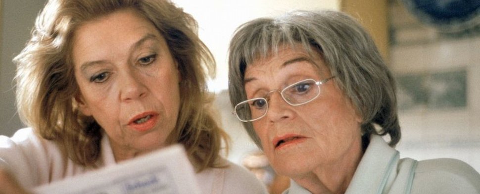 Gisela May (r.) mit Serientochter Evelyn Hamann in „Adelheid und ihre Möder“ in der Folge „Die letzte Tasse“ (1996) – Bild: mdr