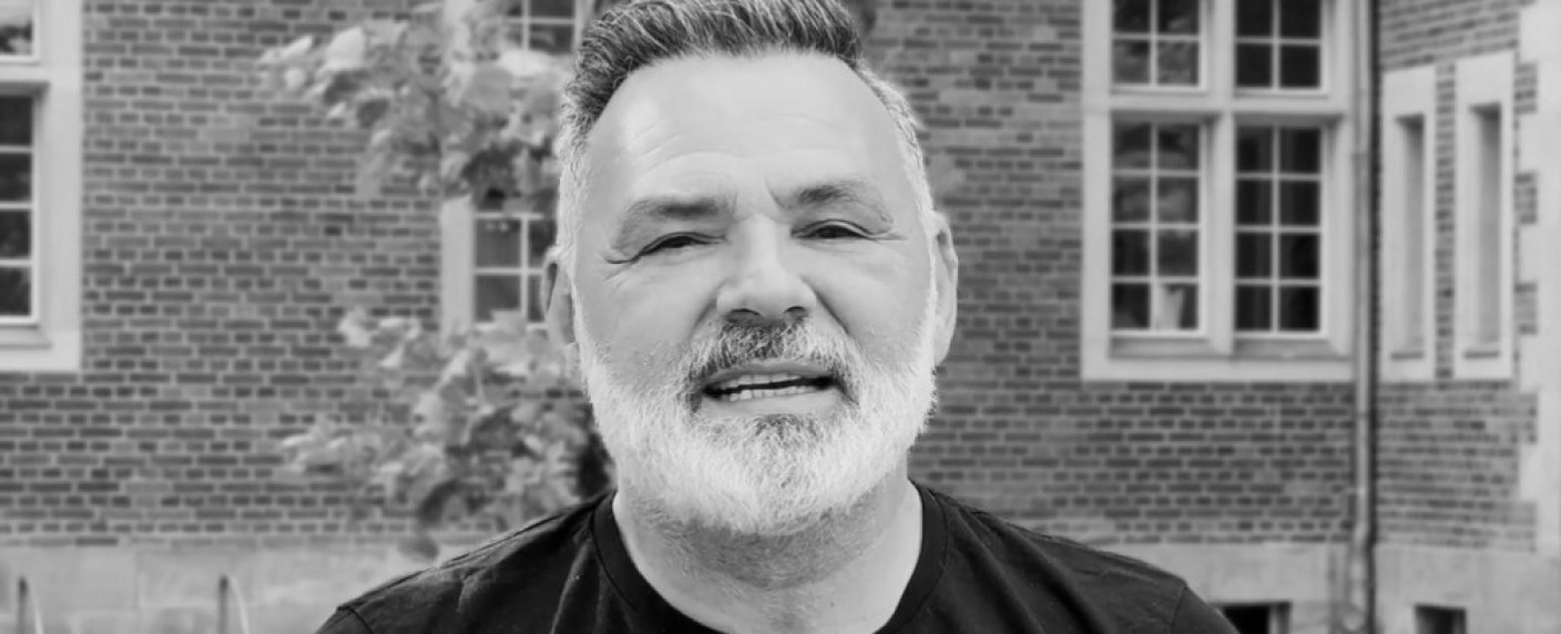 „Marienhof“-Schauspieler Giovanni Arvaneh gestorben – Früherer Serienstar erliegt mit 61 Jahren Krebserkrankung – Bild: YouTube/​Screenshot