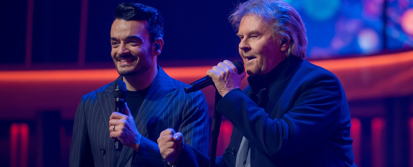 „Die Giovanni Zarrella Show“ am 20. September 2025: Diese Gäste feiern „Eine Samstagnacht mit Howard Carpendale“ – Wiedersehen mit Jürgen Drews, Wencke Myhre und Paul Young – Bild: ZDF/​Patrick Seeger