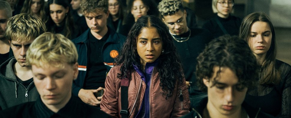 Gleich am ersten Tag wird es unangenehm für Nola (Samirah Breuer): Sie fühlt sich auf der Trauerfeier fehl am Platz – Bild: ARD Degeto Film/HR/funk/Dreamtool Entertainment GmbH/Elliott Kreyenberg