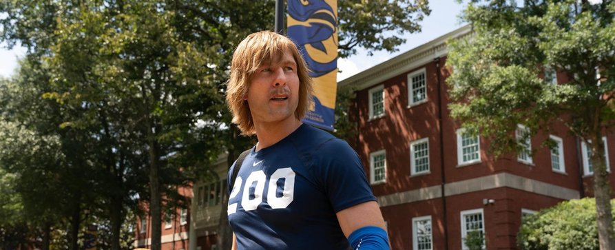 „Chad Powers“: Starttermin für Disneys schräge Football-Comedy bestätigt – Nach Skandal versucht talentierter Spieler in Verkleidung Comeback – Bild: Hulu