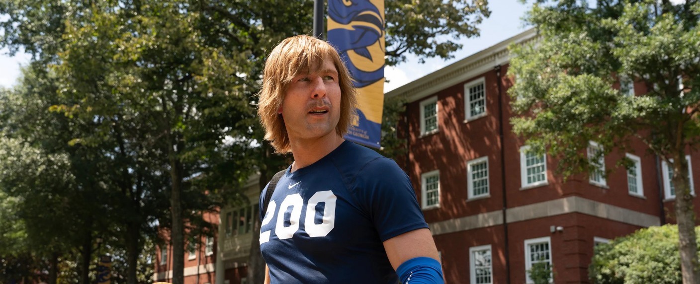 [UPDATE] „Chad Powers“: Trailer und Starttermin für Disneys schräge Football-Comedy bestätigt – Nach Skandal versucht talentierter Spieler in Verkleidung Comeback – Bild: Hulu