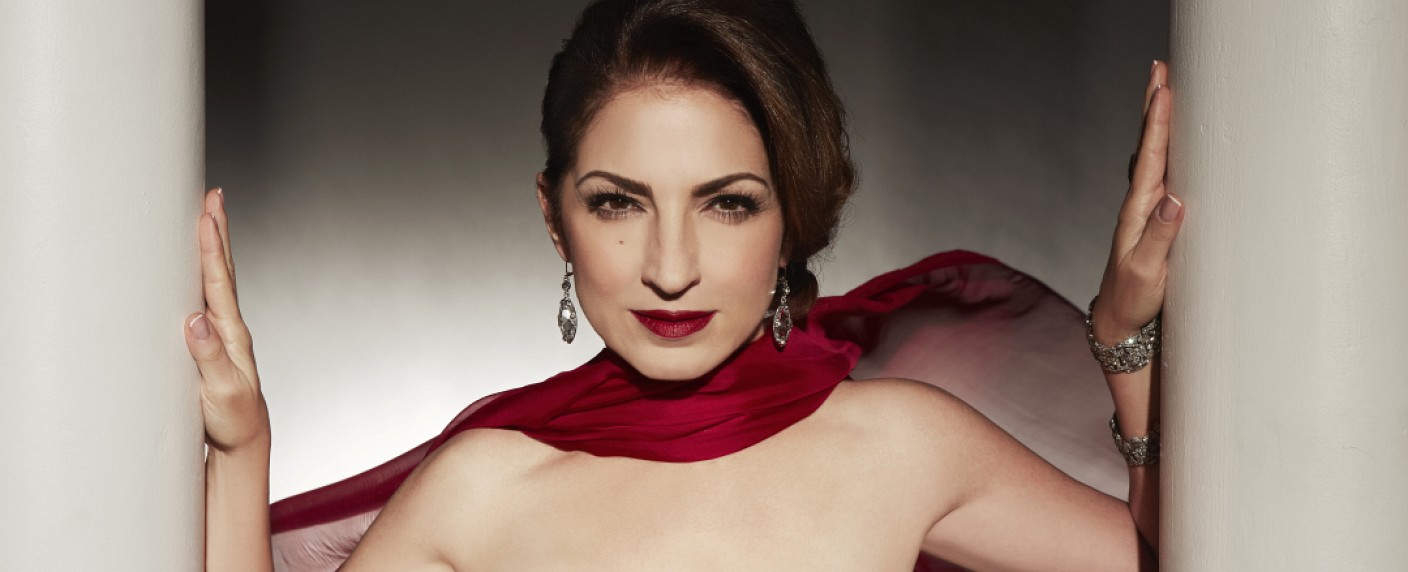 „One Day at a Time“: Gloria Estefan in Trailer zu Netflix-Sitcom – Dritte Staffel der erfolgreichen Neuauflage startet im Februar – Bild: Sony Music