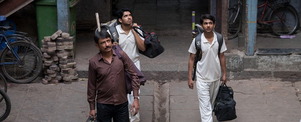 „Golden Boy“: Die Ankunft der Brüder mit ihrem Vater in der Millionenstadt – Bild: Vaibhav Chaturvedi/Netflix
