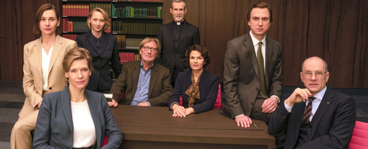 [UPDATE] „GOTT von Ferdinand von Schirach“: Eventfilm stellt ethische Frage „Wer entscheidet über unseren Tod?“ – Auer, Eidinger, Matthes, Mühe und Paul in starbesetzter Theaterstück-Adaption – Bild: ARD Das Erste/​Julia Terjung