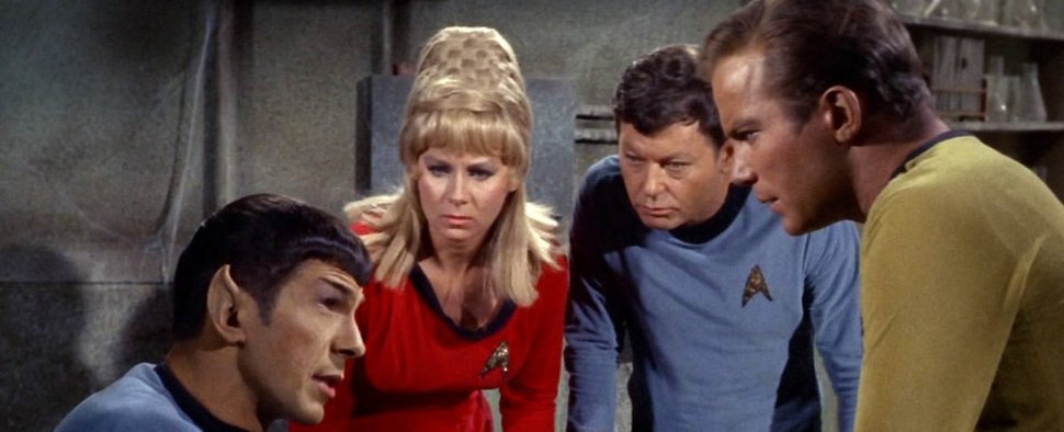 Grace Lee Whitney (2. v. l.) als Janice Rand in „Raumschiff Enterprise“ – Bild: Paramount Pictures