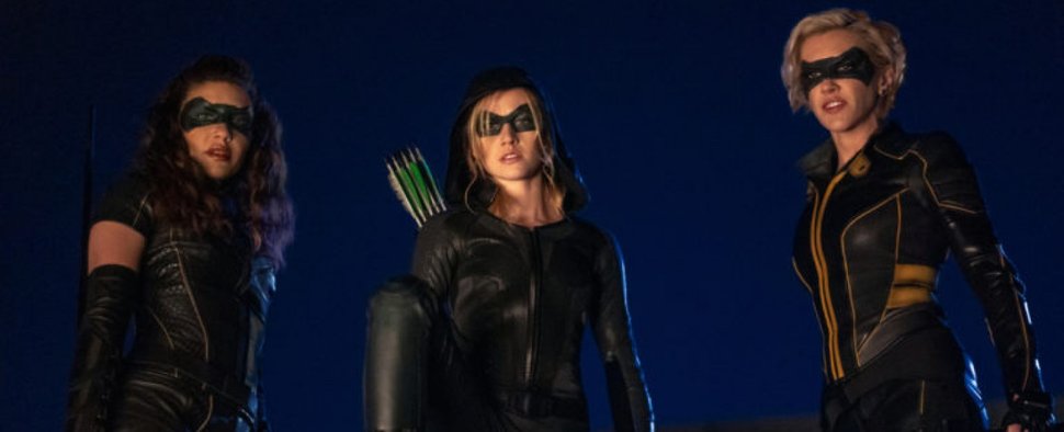 Die designierten Hauptfiguren von „Green Arrow and the Canaries“: (v. l.) Dinah Drake (Juliana Harkavy), Mia Queen (Katherine McNamara) und Laurel Lance (Katie Cassidy) – Bild: The CW