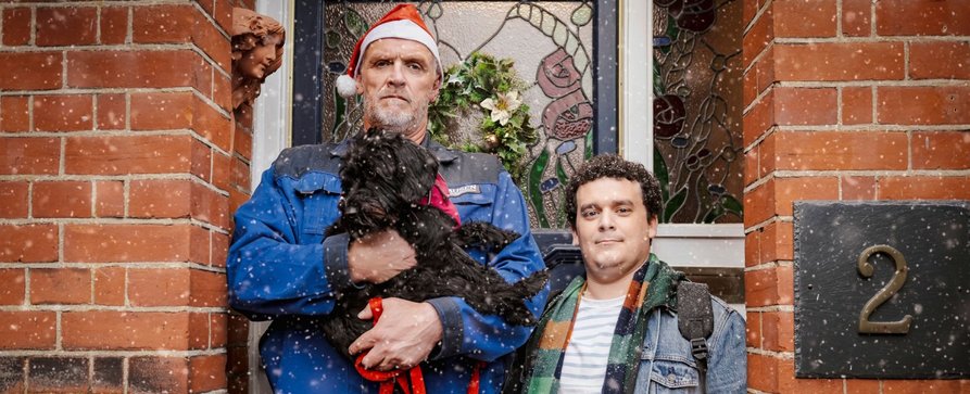 „Der Tatortreiniger“: NDR zeigt Weihnachtsspecial zum britischen Remake mit Greg Davies – Britische Adaption der preisgekrönten Comedy mit Bjarne Mädel – Bild: BBC/​Studio Hamburg UK