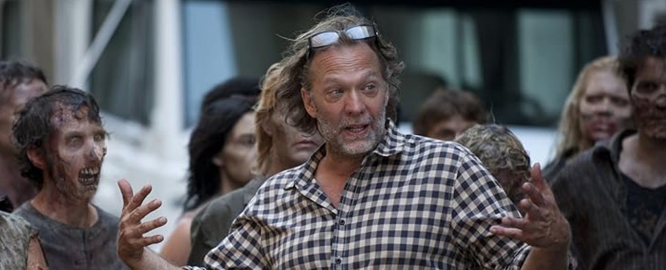 Greg Nicotero bei der Arbeit an „The Walking Dead“ – Bild: AMC