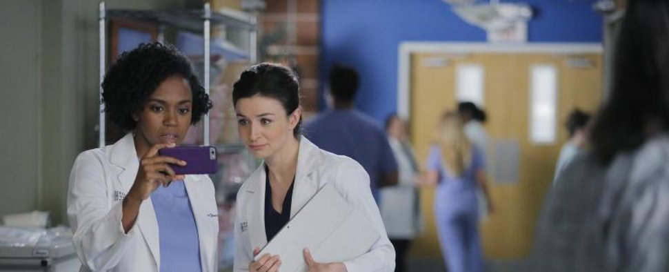 „Grey’s Anatomy“ (Staffel 12): Stephanie (Jerrika Hinton, l.) und Amelia (Caterina Scorsone, r.) – Bild: ABC Studios/Tony Rivetti