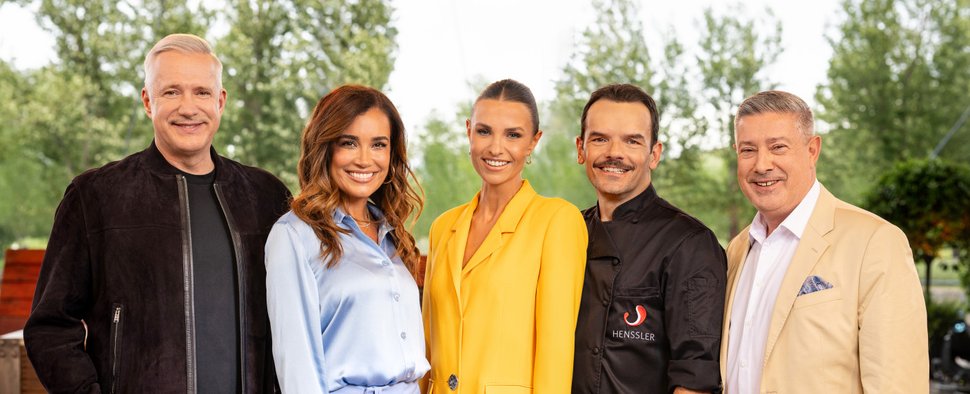 Das Team der Sommer-Specials von „Grill den Henssler“: (v. l.) Alexander Herrmann, Jana Ina Zarrella, Laura Wontorra, Steffen Henssler und Joachim Llambi – Bild: RTL/Markus Hertrich