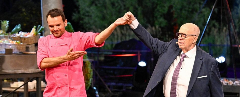 „Grill den Henssler“: Steffen Henssler (l.) verabschiedet Reiner Calmund – Bild: RTL/Markus Hertrich