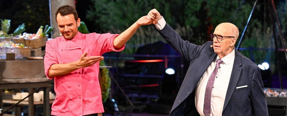 Bei „Grill den Henssler“ wird es emotional: Steffen Henssler verabschiedet Reiner Calmund – Bild: RTL/Markus Hertrich