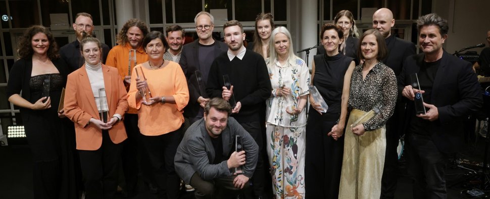 Gruppenbild der Gewinnerinnen und Gewinner der „Nacht der Kreativen“ beim Deutschen Fernsehpreis 2024 – Bild: WDR/Thomas Brill