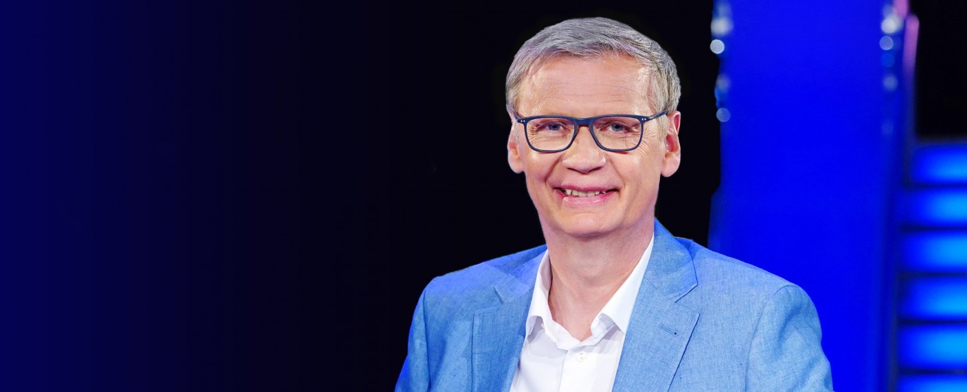 RTL fragt bald „Bin ich schlauer … als Günther Jauch?“ – „Deutschlands großer Livetest“ steigt im November – Bild: TVNOW/​Stefan Gregorowius