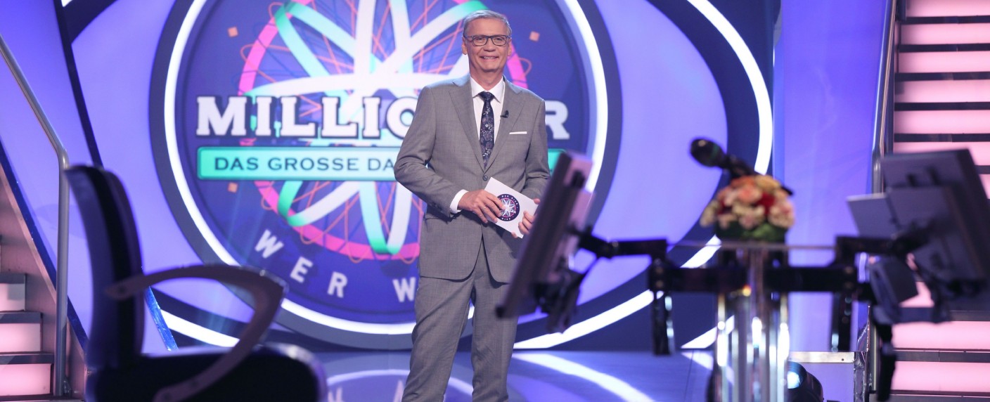 „Wer wird Millionär?“ trifft auf „Lass dich überraschen“: Danke sagen in neuem Special – Bis zu fünf Joker im RTL-Quizklassiker möglich – Bild: TVNOW /​ Frank Hempel