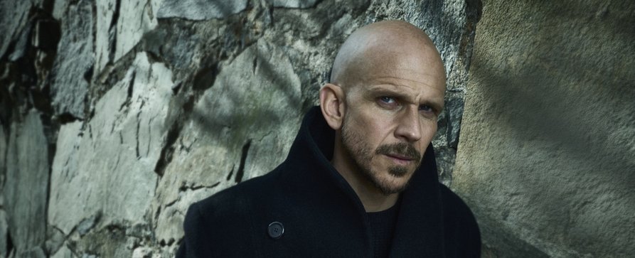 „Wallander“: ARD-Koproduktion als Neuauflage der Krimireihe wirft Schatten voraus – Gustaf Skarsgård („Vikings“, „Oppenheimer“) als Kommissar Wallander in neuer Mankell-Adaption – Bild: Yellow Bird