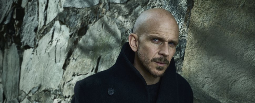 Gustaf Skarsgård ist Kommissar Kurt Wallander in der neuen Mankell-Serienadaption – Bild: Yellow Bird