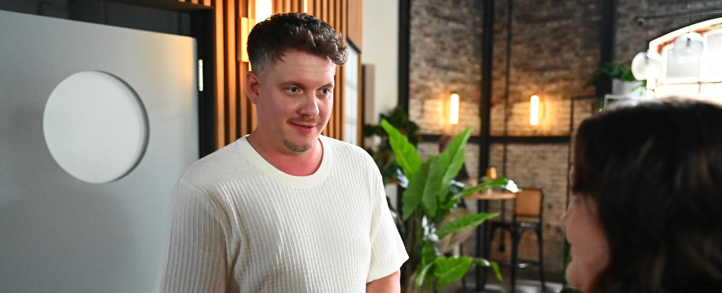 „Alles was zählt“: „Bachelorette“-Star Gustav Masurek besucht nach „GZSZ“ nächste Kultserie – Neue Verwicklungen für Isabelle und Hanna geplant? – Bild: RTL/​Julia Feldhagen