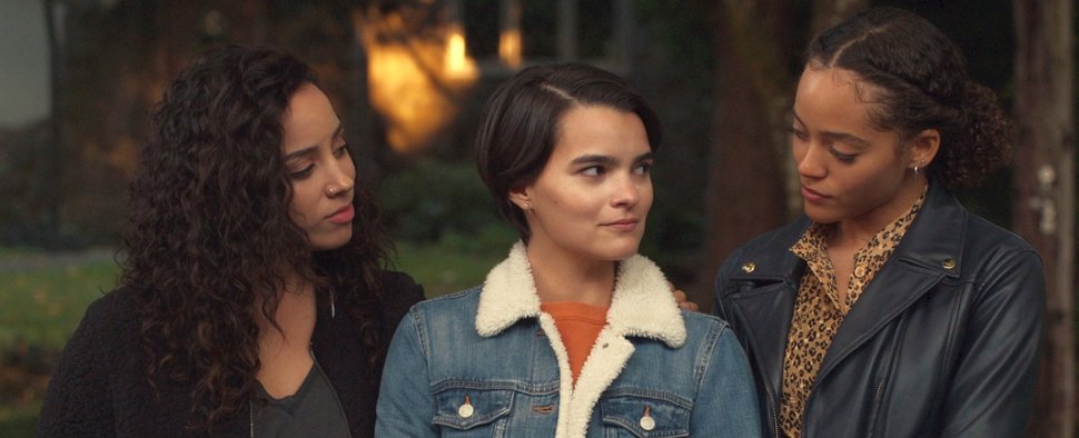 Gute Freunde kann niemand trennen: (v.l.) Moe (Kiana Madeira), Elodie (Brianna Hildebrand) und Tabitha (Quintessa Swindell) in „Diebische Elstern“ – Bild: Netflix