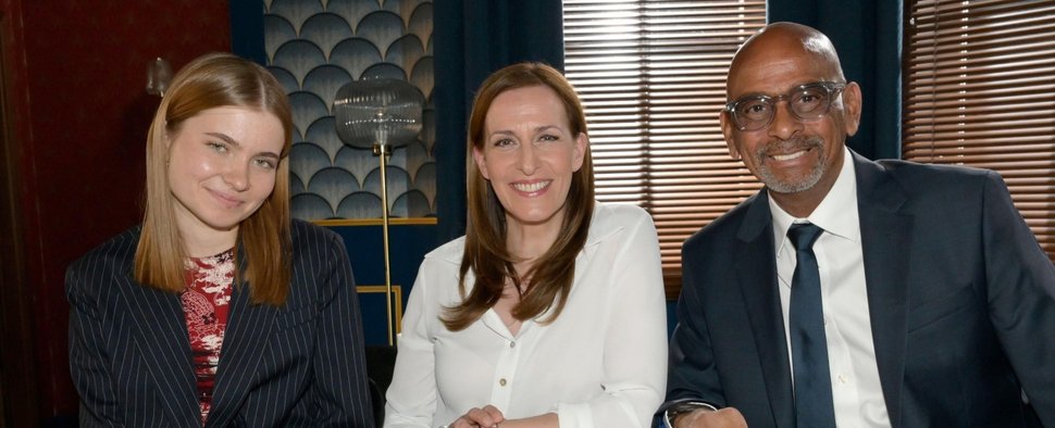 Pierre Sanoussi-Bliss (r.) als Notar neben Charlott Reschke (l.) und Ulrike Frank – Bild: RTL/Rolf Baumgartner