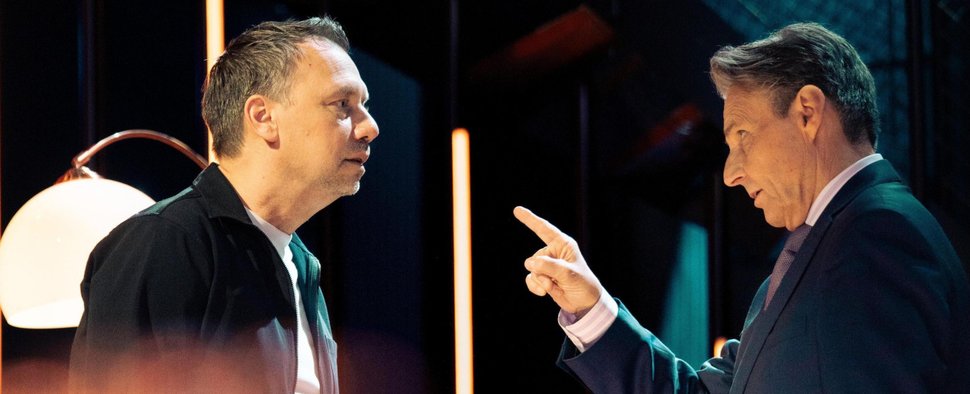 „GZSZ“: Sebastian Fitzek (l.) trifft auf Jo Gerner (Wolfgang Bahro) – Bild: RTL/Pit Faul
