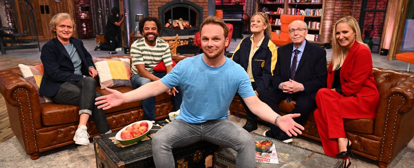 „Halbpension mit Schmitz“: Neue Folgen der Impro-Comedy auf neuem Sendeplatz – Pilawa-Quiz als Vorprogramm für Ralf Schmitz – Bild: Sat.1/​Willi Weber
