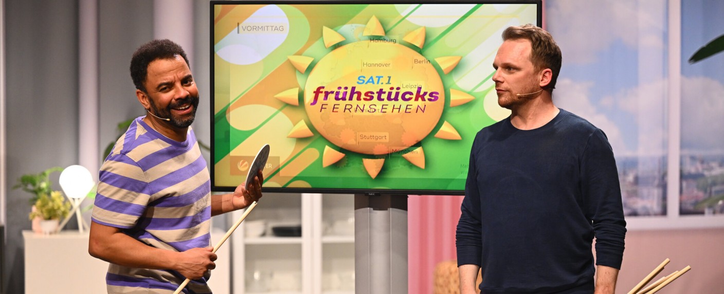 Sat.1 macht „Halbpension mit Schmitz“ zur XXL-Show – Zweistündige Primetime-Folgen mit prominenten Stargästen – Bild: Sat.1/​Willi Weber