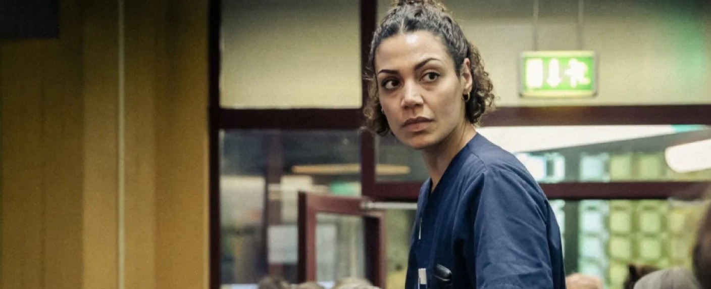 „KRANK Berlin“: Deutsche Notaufnahmeserie in bester „ER“-Tradition – Review – Dramaserie von Apple und ZDFneo voller Dynamik und Stilwillen – Bild: Beta Film/​Stephan Rabold