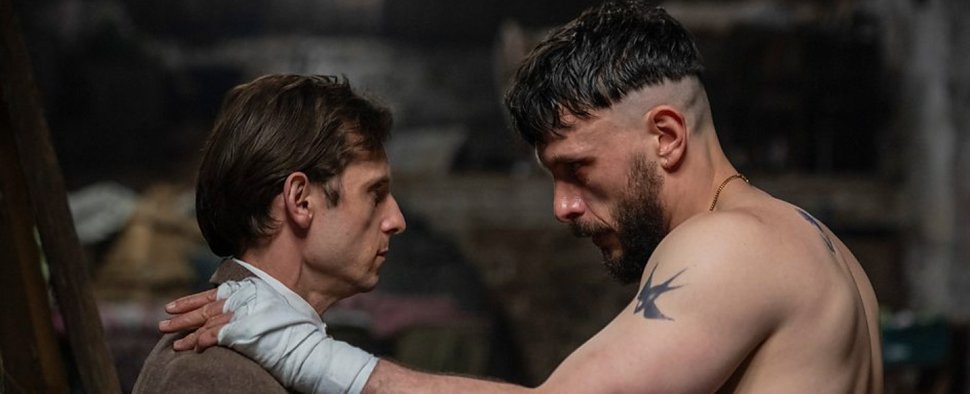 Niall (Jamie Bell, l.) und Ruben (Richard Gadd) in „Half Man“ – Bild: BBC/Mam Tor Productions/Anne Binckebanck