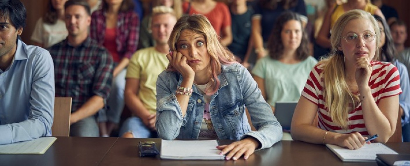 „Think Big“: Drehstart zur neuen Sat.1-Comedyserie – Hanna Plaß als Plattenbau-Girl im BWL-Studium – Bild: Sat.1/​Frank Dicks