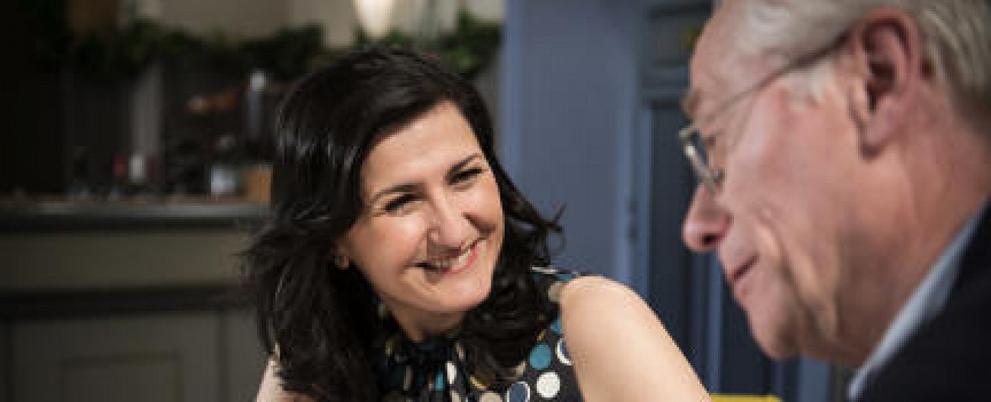 „Lindenstraße“: Neue Darstellerin Siir Eloglu ab Sonntag dabei – Türkischstämmige Architektin soll Moschee in der Musterstraße bauen – Bild: WDR/​Steven Mahner