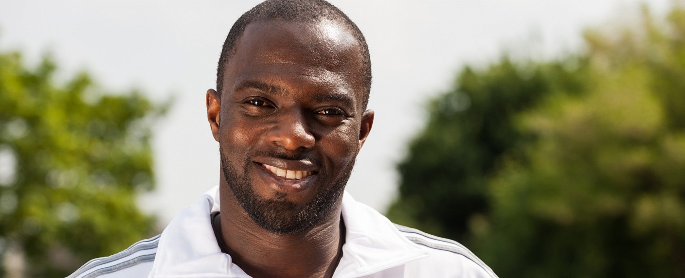 Ablösefrei: Tele 5 verpflichtet Hans Sarpei – Ex-Balltreter pimpt Amateurfußballer – Bild: Tele 5