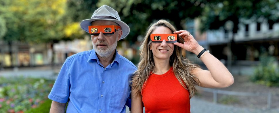 Harald Lesch und Jasmina Neudecker bereiten sich auf die totale Sonnenfinsternis über Mallorca vor. – Bild: ZDF/Thorsten Eifler