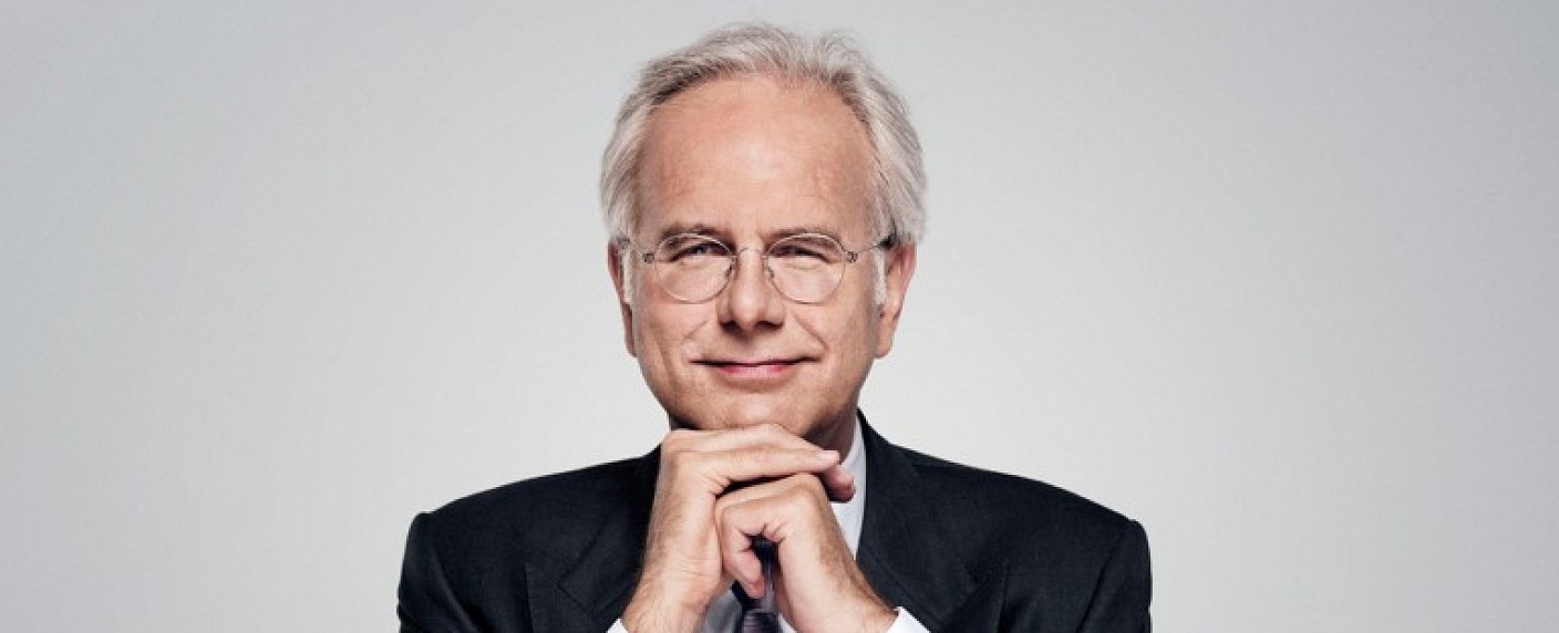 Harald Schmidt moderiert wieder – im Schweizer Fernsehen – Entertainer übernimmt Vertretung beim „Kulturplatz“ – Bild: SWR/​bonito tv