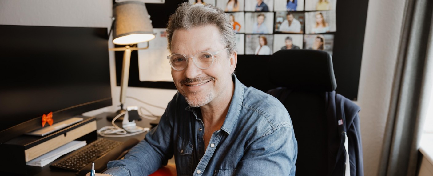 Hardy Krüger steigt bei „Gute Zeiten, schlechte Zeiten“ ein – Schauspieler verkörpert plastischen Chirurgen in der RTL-Daily-Soap – Bild: RTL/​Anna Riedel