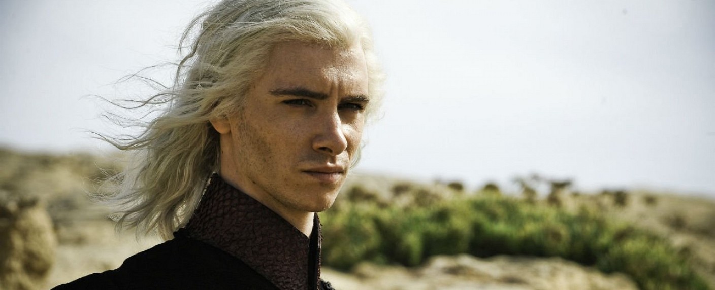„Game of Thrones“-Star Harry Lloyd verstärkt „Schöne neue Welt“ – Serienadaption von Aldous Huxleys Romanklassiker – Bild: HBO
