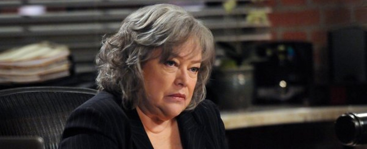 „American Horror Story“: Kathy Bates spielt eine Serienkillerin – Schauspielerin äußert sich zur Absetzung von „Harry’s Law“ – Bild: Warner Bros. TV
