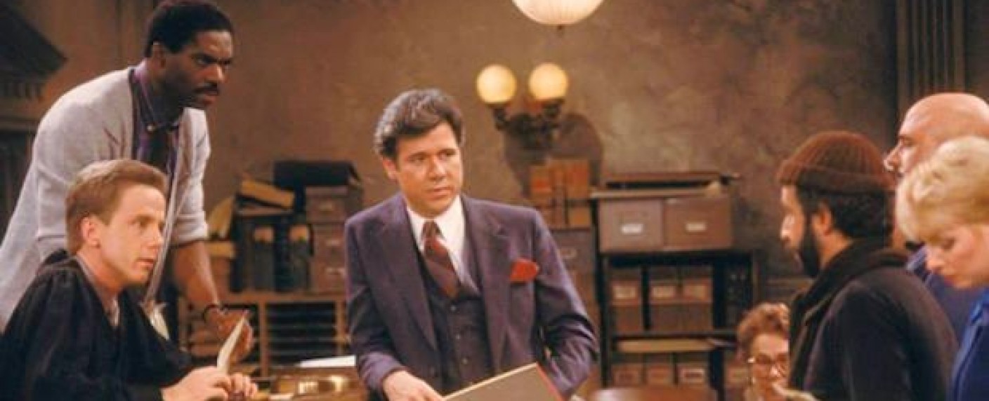 „Harrys wundersames Strafgericht“: Fortsetzung mit John Larroquette in Arbeit – Melissa Rauch („The Big Bang Theory“) entwickelt Sitcom um Tochter von Harry Stone – Bild: NBC