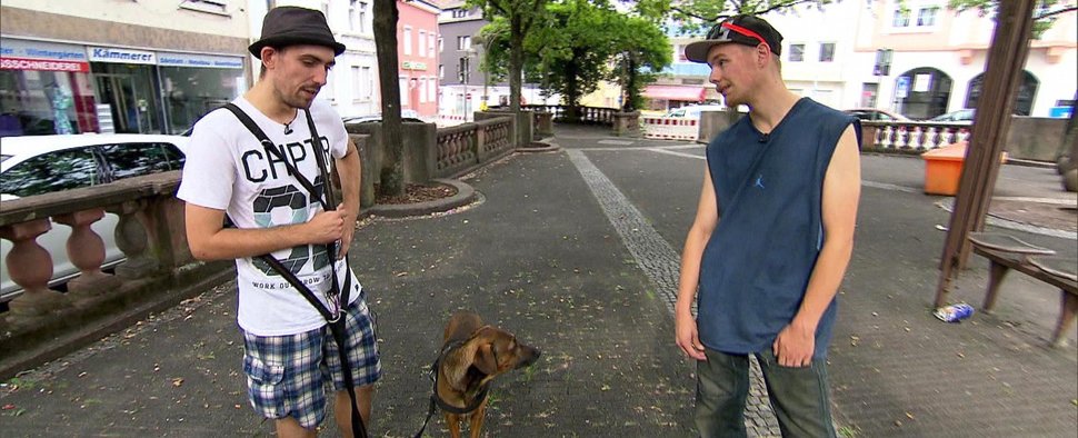 „Hartz und herzlich“: Joshua (20, l.) und Joe (20, r.) leben in Pirmasens auf der Straße – Bild: RTL II