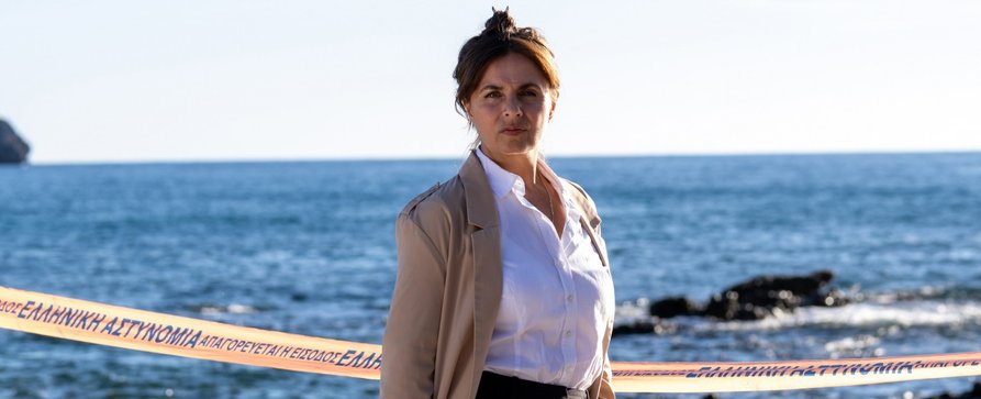 „Tod in der Bucht – Ein Kreta-Krimi“: Mördersuche von „Rote Rosen“-Star mit Starttermin – Ermittlerin kehrt in ARD-Krimi auf Heimatinsel zurück – Bild: ARD Degeto Film/​Relevant Filmproduktions GmbH/​George Dryjohn