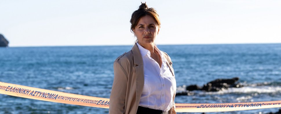 Hauptkommissarin Eleni Theodoraki (Naomi Krauss) gerät mit Familie aneinander – Bild: ARD Degeto Film/Relevant Filmproduktions GmbH/George Dryjohn