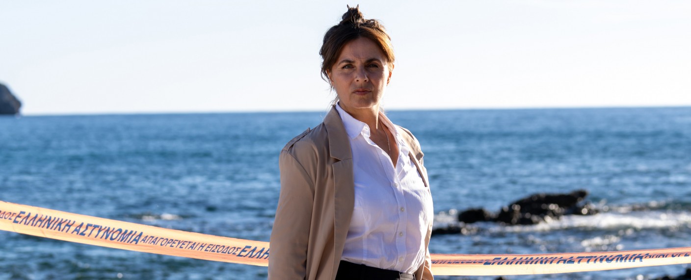 „Tod in der Bucht – Ein Kreta-Krimi“: Mördersuche von „Rote Rosen“-Star mit Starttermin – Ermittlerin kehrt in ARD-Krimi auf Heimatinsel zurück – Bild: ARD Degeto Film/​Relevant Filmproduktions GmbH/​George Dryjohn