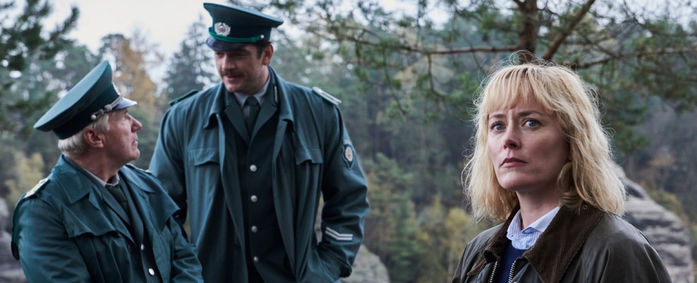 „Walpurgisnacht“: Hexenjagd in der DDR – Review – ZDF-Krimi mit deutsch-deutschem Ermittlerduo wandelt auf bewährten Pfaden – Bild: ZDF/​Julie Vrabelova