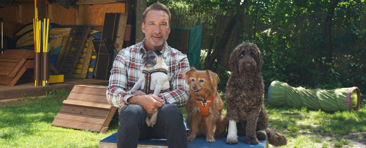 „Haustier sucht Herz“: Promi-Special mit Lenßen, Antony und Zarrella – Weihnachtliche Sonderfolge der Tiervermittlung mit Jochen Bendel – Bild: Sat.1 Gold