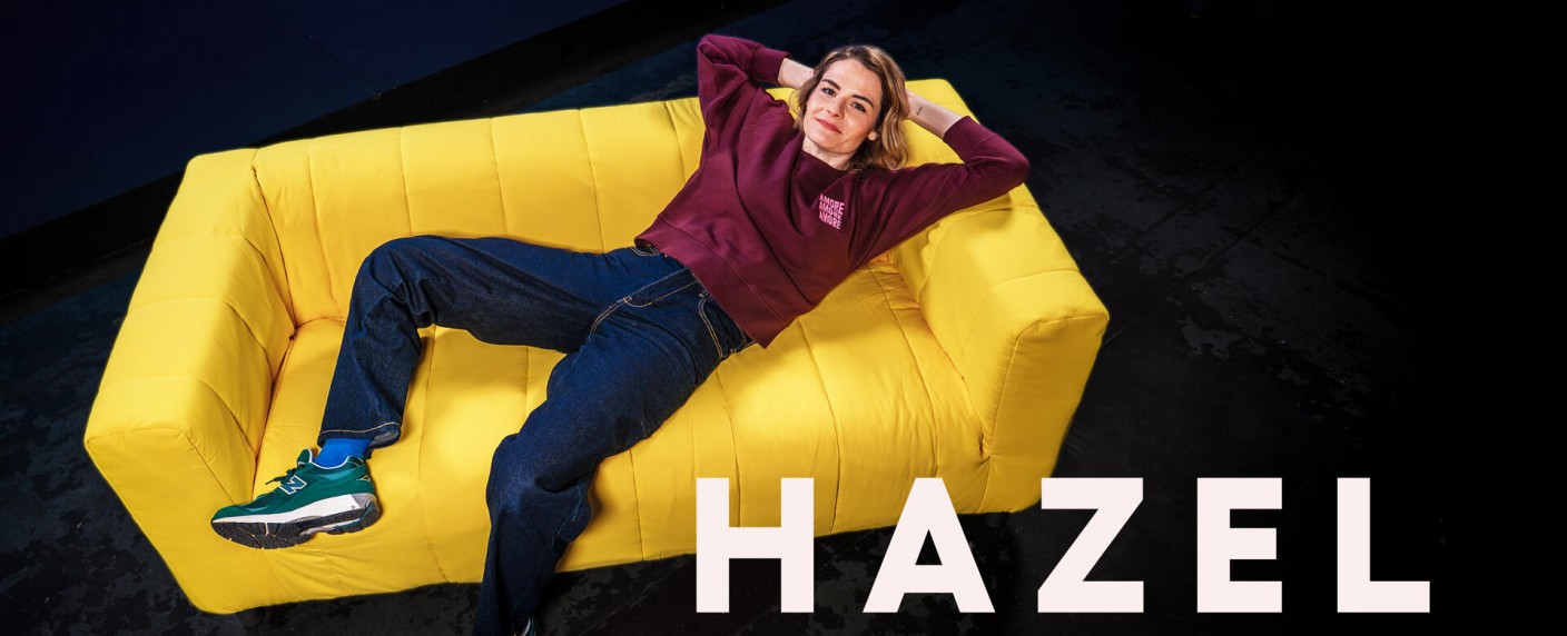 „Hazel sieht gelb“: Hazel Brugger talkt jetzt bei Pluto TV – Comedienne setzt sich Axel Stein und Toni Kroos auf die gelbe Couch – Bild: Pluto TV