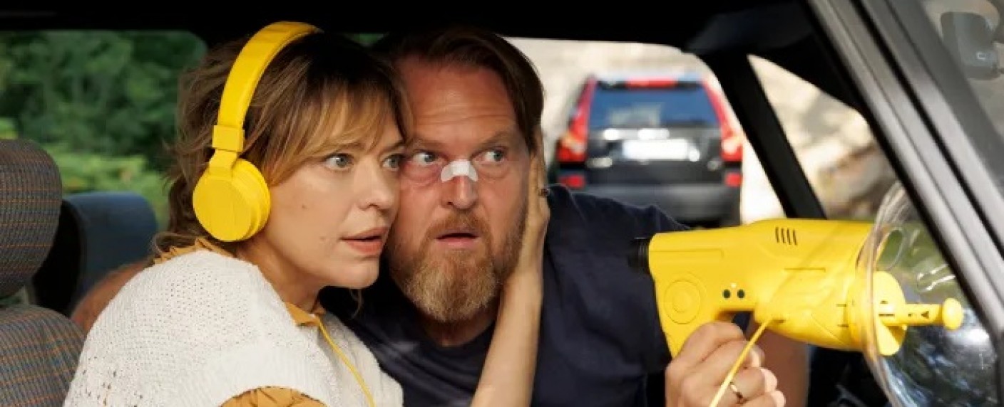 „Where’s Wanda?“: Heike Makatsch und Axel Stein in erster deutscher Serie von Apple TV+ – Ehepaar nimmt in düsterer Comedy die Suche nach der eigenen Tochter auf – Bild: Apple TV+