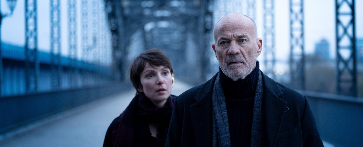 [UPDATE] Heiner Lauterbach ist „Hagen Benz“: Starttermin für neue Krimireihe – Neues Ermittlerduo aus Hamburg mit Julia Koschitz – Bild: ARD