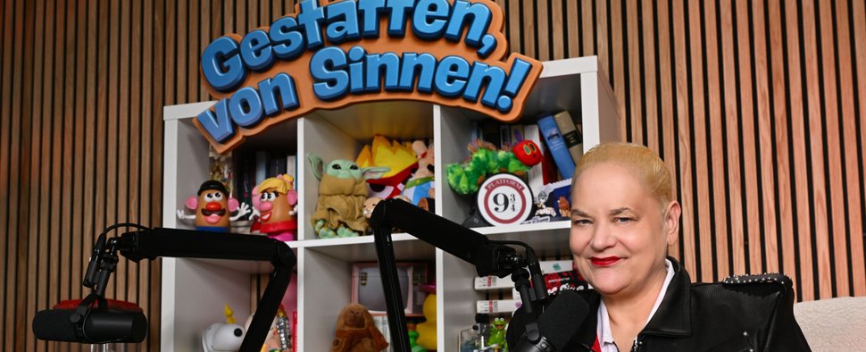 Hella von Sinnen präsentiert ihren Video-Podcast „Gestatten, von Sinnen!“ – Bild: Willi Weber