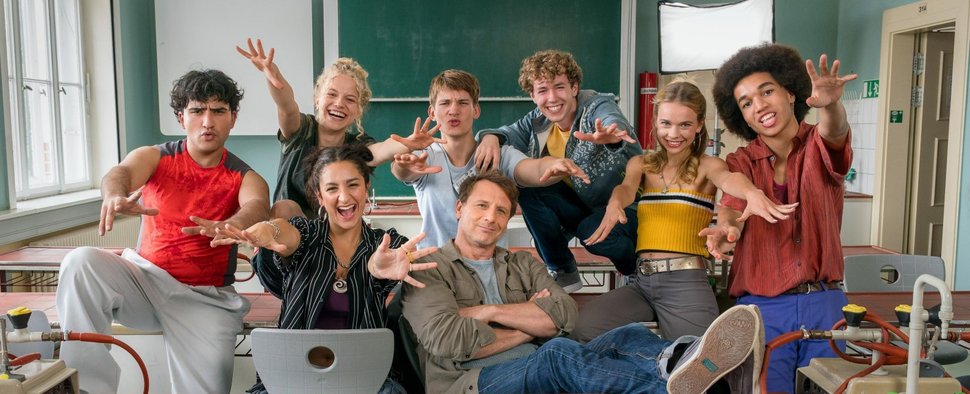 Hendrik Duryn ist als „Der Lehrer“ Stefan Vollmer zurück im Dienst. – Bild: RTL/MadeFor/Steffen Junghans